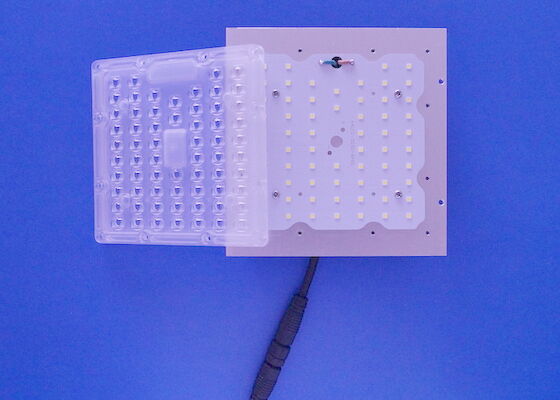 64LEDs 50WのPCの配列レンズ モジュール80x150の程度130-140LM/W